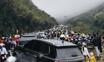 Ha Giang gridlocked, many tourists abandon plans and depart
