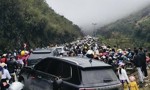 Ha Giang gridlocked, many tourists abandon plans and depart