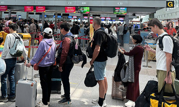 tan son nhat airport welcomes record passenger numbers in over a decade