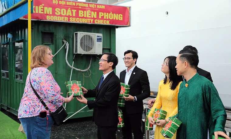 Thousands of international visitors arrive in Da Nang by cruise ship