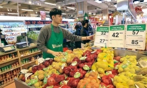 Fresh flowers, food see slight price increases on the fourth day of Tet