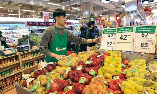 Fresh flowers, food see slight price increases on the fourth day of Tet