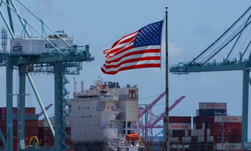 US trade deficit remains around 900 billion USD