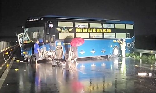 Passenger bus collides with 5-seater car, Ham Nghi - Vung Ang expressway jammed for over two hours