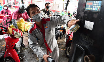 Gasoline prices fall, oil prices rise