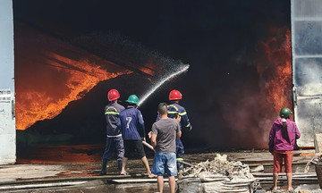 1,000 m2 plastic workshop ablaze