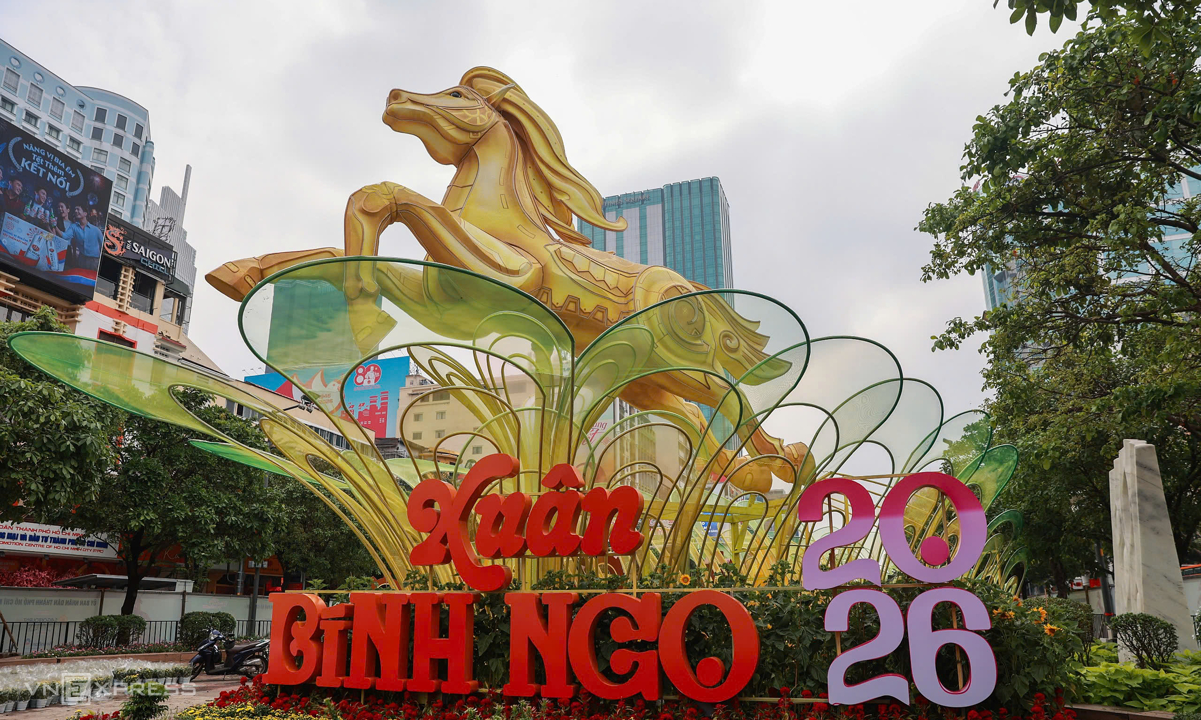 Retaining two large horse displays on Nguyen Hue flower street for an additional month