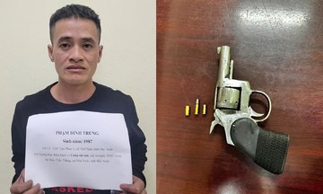 Man points gun at driver, robs car parked roadside
