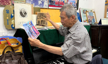 The 85-year-old professor's music class in the dark