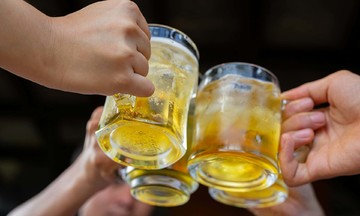 Is alcohol consumption linked to an increased risk of shingles?