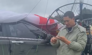 Paramotor crashes onto car in Ha Giang