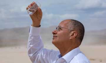 Refugee scientist turns desert air into water, producing 1,000 liters daily