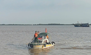 Border guards rescue captain suspected of stroke at sea