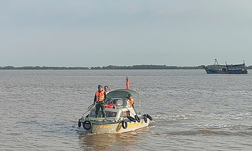 Border guards rescue captain suspected of stroke at sea