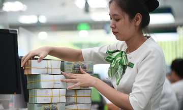 Which banks offer the highest employee salaries and bonuses?