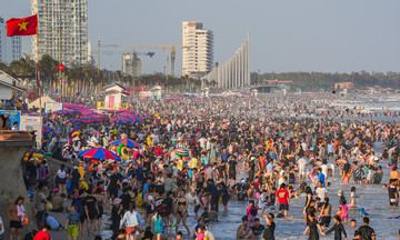 Northern Vietnam: drizzle, Southern Vietnam: hot weather