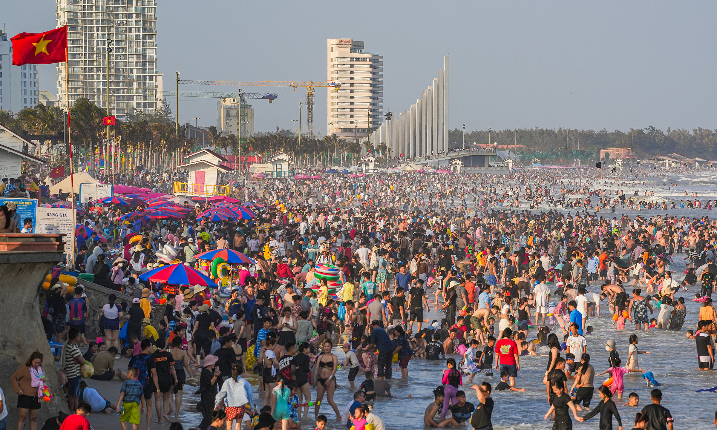 Northern Vietnam: drizzle, Southern Vietnam: hot weather