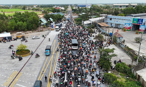Heavy traffic flows into TP HCM after Tet holiday