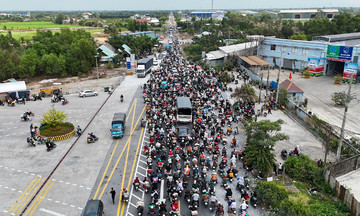 Heavy traffic flows into TP HCM after Tet holiday