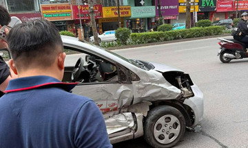 Car driver causes multi-vehicle accident on Hanoi street, then flees
