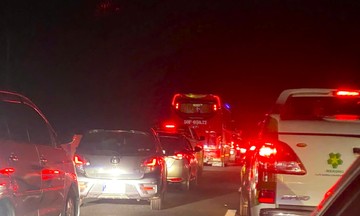 Five-car pileup on Phan Thiet - Dau Giay expressway