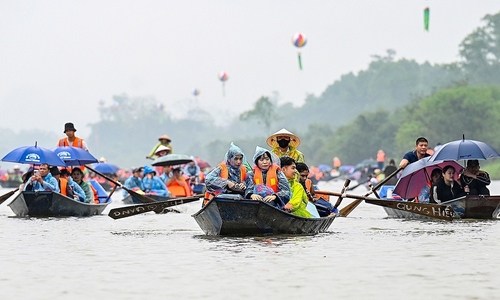 Huong Pagoda boat operators penalized for overcharging tourists