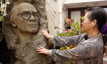 Singer Khanh Ly weeps visiting Trinh Cong Son's home after 25 years