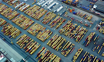 Global logistics sector tightens costs, boosts AI