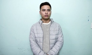 Driver traps traffic police officer's hand with car window during alcohol concentration check