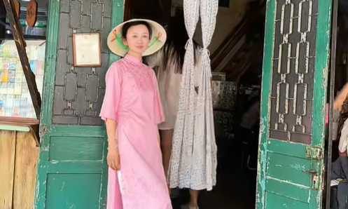 Wife of "martial arts film mogul" wears ao dai in Ho Chi Minh City