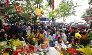 Office workers flock to Phu Tay Ho and Chua Quan Su