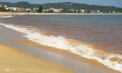 Red water band over one kilometer long appears off Binh Dinh coast