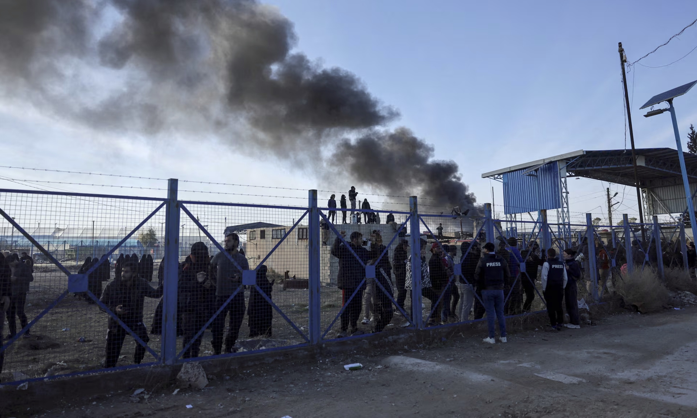 Relatives of IS fighters flee en masse from detention camp in Syria