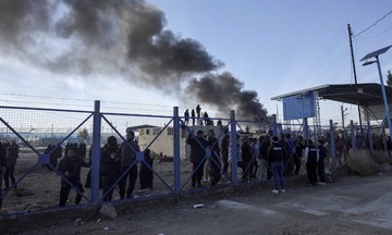 Relatives of IS fighters flee en masse from detention camp in Syria