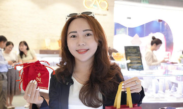 Young people embrace jewelry for both fashion and investment on God of Wealth day