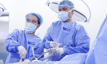 How dangerous are kidney stones that fall into the bladder?