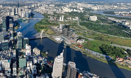 Proposal for an 8-10 lane road and lrt along the Saigon river