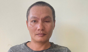 Man who attempted to snatch police gun surrenders