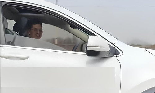 A chance meeting with a first love in heavy traffic