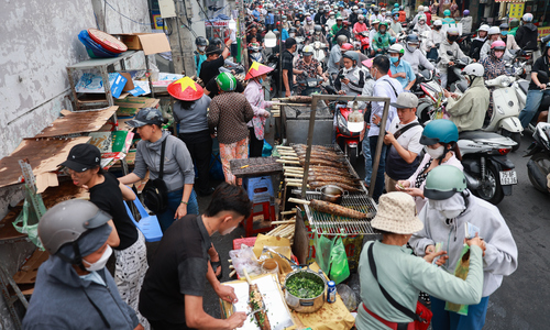 Ho Chi Minh City shop sells 3,500 grilled snakehead fish on god of wealth day