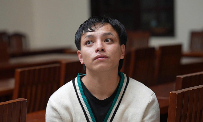 Car driven into crowd at Da Lat gas station