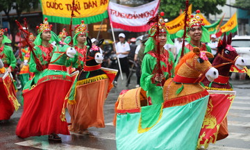 Thousands brave rain for parade on god of wealth day