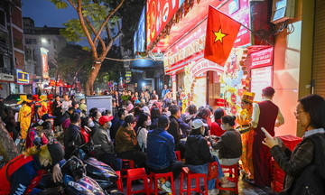 Customers queue from dawn to buy gold, silver on god of wealth day