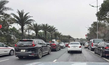 Six-vehicle pileup jams Noi Bai airport road