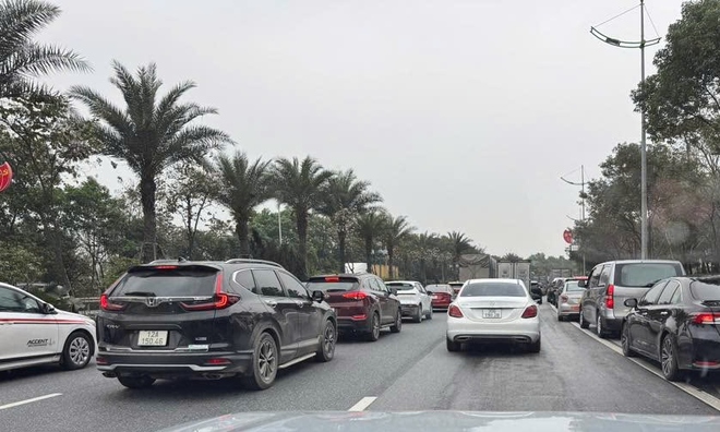 Six-vehicle pileup jams Noi Bai airport road