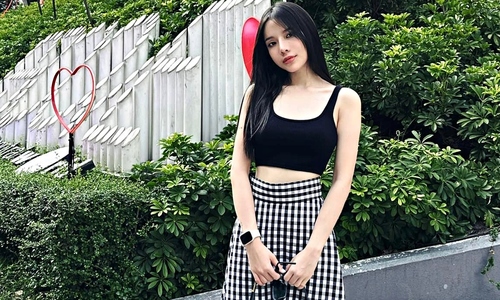 The 'Tho oi' leading lady's waist-accentuating style