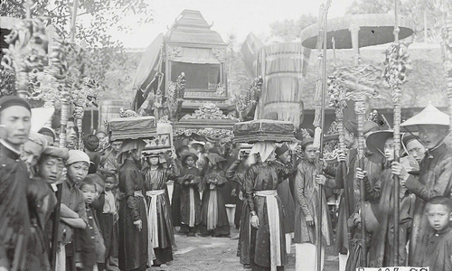 Spring festival atmosphere a century ago through photographs