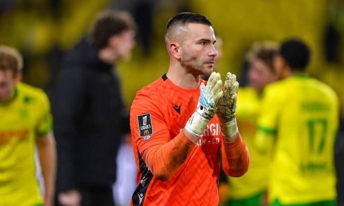 Goalkeeper fakes injury for Ramadan