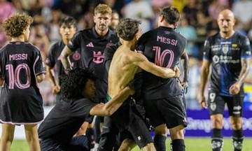 Fan rushes field, tackles Messi