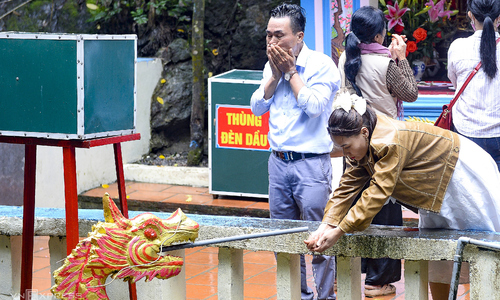 People flock to Phu Na temple seeking 'holy water'